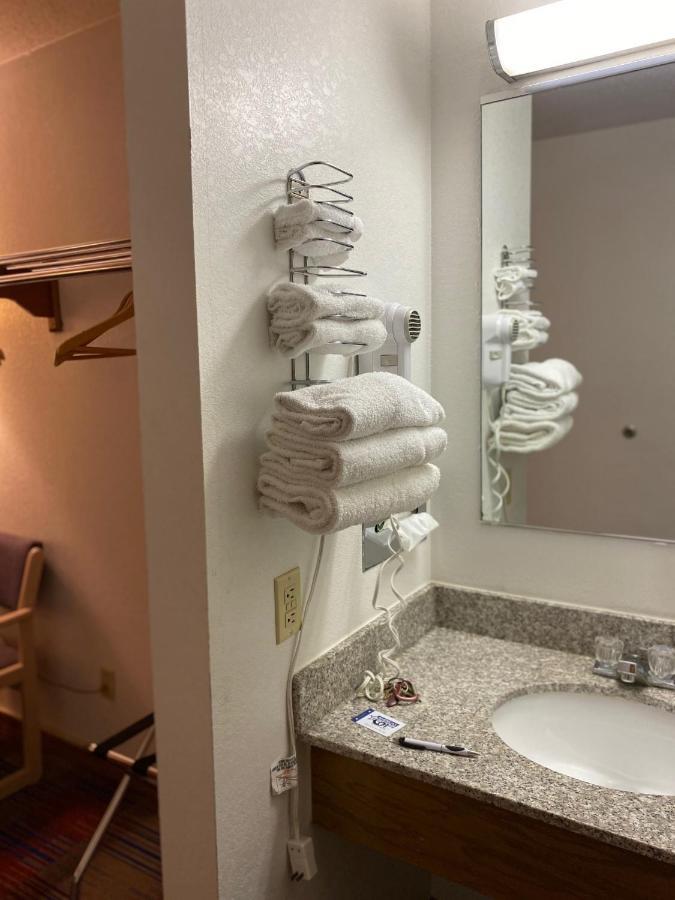 Americas Best Value Inn Champaign Exterior photo
